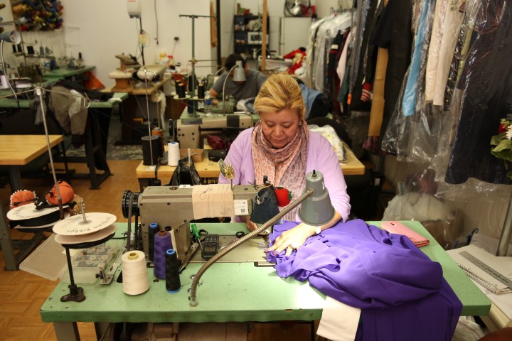 147A7289.RX Orellana working at machine